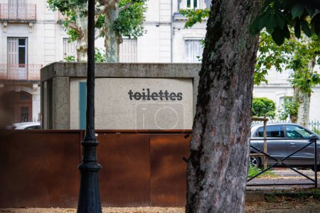 Téléchargez les photos : Dordogne, France 02 juillet 2023 : Toilettes publiques en milieu urbain - en image libre de droit