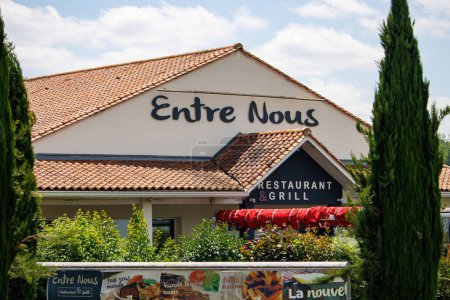 Foto de Dordogne, Francia Julio 02 2023: Restaurante "Entre Nous" Exterior - Imagen libre de derechos