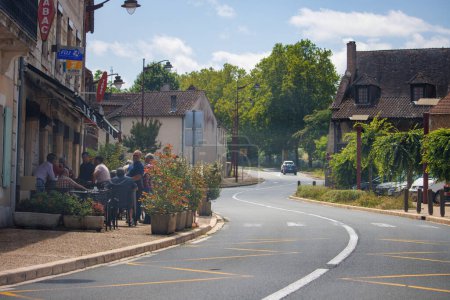 Téléchargez les photos : Dordogne, France 02 juillet 2023 : Route sinueuse à travers un village pittoresque - en image libre de droit