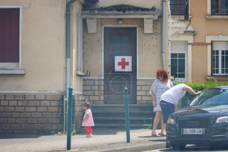 Téléchargez les photos : Dordogne, France 02 juillet 2023 : Poste d'aide de la Croix-Rouge dans une zone publique - en image libre de droit