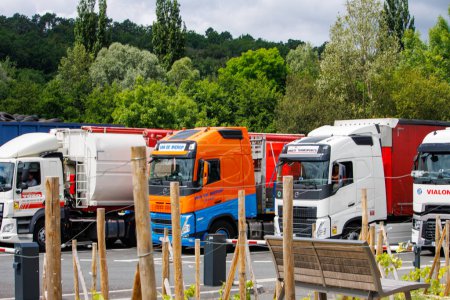 Téléchargez les photos : Périgueux, Dordogne, France 04 juillet 2023 : Camion stationné à l'aire de repos de l'autoroute - en image libre de droit