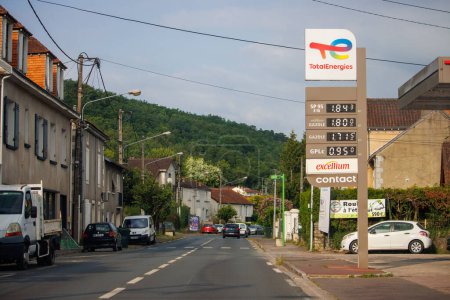 Téléchargez les photos : Périgueux, Dordogne, France 11 juillet 2023 : Total Energies, Pollution Concern - en image libre de droit