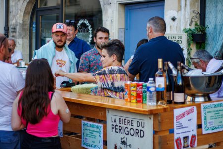 Téléchargez les photos : Périgueux, Dordogne, France 19 juillet 2023 : Vente de boissons à emporter dans la rue, Commerce urbain - en image libre de droit