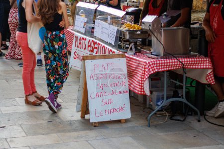 Téléchargez les photos : Périgueux, Dordogne, France 19 juillet 2023 : Vendeur de rue vendant un plat asiatique cambodgien - en image libre de droit