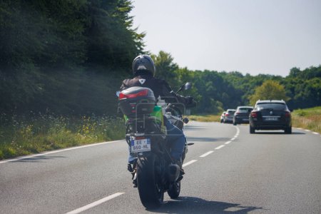 Téléchargez les photos : Dordogne, France 23 juillet 2023 : Motocycliste sur une route départementale - en image libre de droit