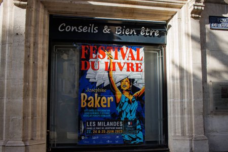 Foto de Perigueux, Francia 08 de septiembre de 2023: Celebración de las Artes Literarias: Josephine Baker en el Festival del Libro. - Imagen libre de derechos