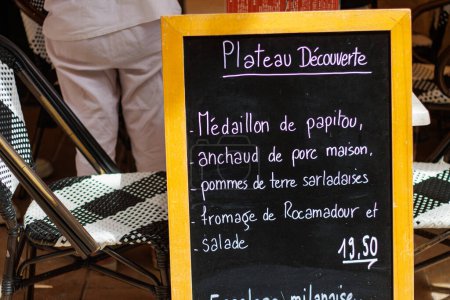 Foto de Sarlat, Francia Agosto 07 2023: Una invitación culinaria: Menú mostrado de un restaurante local de Sarlat. - Imagen libre de derechos