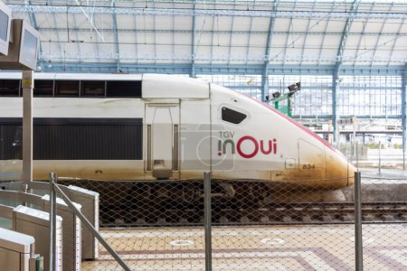Foto de Burdeos, Francia Octubre 23, 2023: Conectividad de alta velocidad - TGV inOui en la estación de tren de Burdeos - Imagen libre de derechos