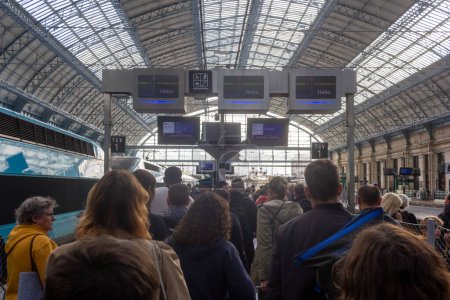 Téléchargez les photos : Bordeaux, France 23 octobre 2023 : Inspection des billets avant le départ - L'état-major de la SNCF vérifie les billets des passagers au TGV OUIGO - en image libre de droit