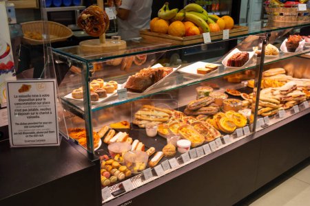 Foto de Ile de France, Francia Octubre 24, 2023: Delicias expuestas - Gontran Cherrier 's Snack Shop Showcase at Charles de Gaulle Airport - Imagen libre de derechos