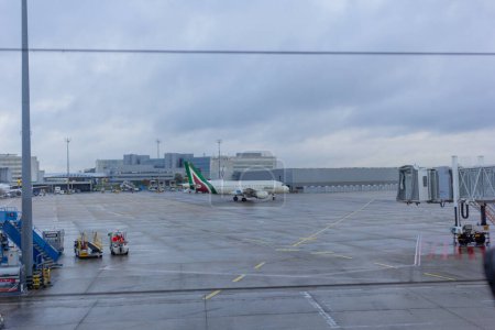 Téléchargez les photos : Ile de France, France 24 octobre 2023 : Prêt pour le décollage - Alitalia A319 à l'aéroport Charles de Gaulle - en image libre de droit
