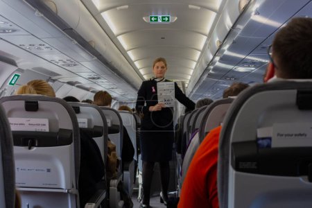Téléchargez les photos : Ile de France, France 24 octobre 2023 : Safety First - L'équipage de Finnair présente ses consignes de sécurité avant le décollage - en image libre de droit