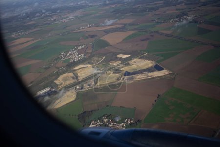 Téléchargez les photos : Ile de France, France 24 octobre 2023 : Sky-High Perspective - Vue au sol depuis un avion - en image libre de droit