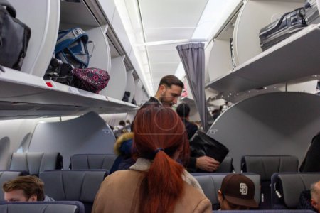 Téléchargez les photos : A320 Finnair, France 24 octobre 2023 : S'installer - Les passagers se sentent à l'aise sur Finnair A320 - en image libre de droit