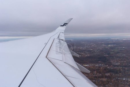 Téléchargez les photos : A320 Finnair, France 24 octobre 2023 : Aile et monde - Aile droite de Finnair A320 avec vue aérienne au sol - en image libre de droit