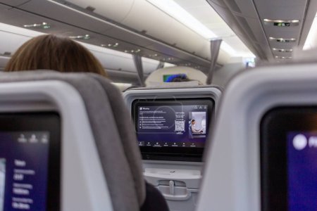 Téléchargez les photos : A320 Finnair, France 24 octobre 2023 : Divertissement à Altitude - Écran vidéo en place sur Finnair A320 - en image libre de droit
