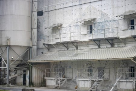 Foto de Francia 24 de octubre de 2023: Fábrica industrial abandonada en un entorno rústico - Imagen libre de derechos