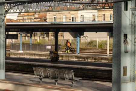 Téléchargez les photos : Bordeaux France 24 octobre 2023 : Voyageur à bicyclette en attente de train - en image libre de droit