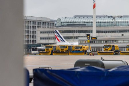 Téléchargez les photos : Aeroport Charles de Gaulle, France 24 octobre 2023 : Équipement De Déneigement Sur Le Tarmac De L'aéroport - en image libre de droit