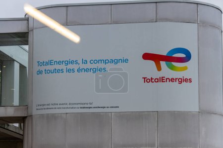 Téléchargez les photos : Aeroport Charles de Gaulle, France 24 octobre 2023 : Panneau Energies totales parmi les différentes sources d'énergie - en image libre de droit