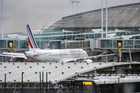 Téléchargez les photos : Aeroport Charles de Gaulle, France 24 octobre 2023 : Aéronefs Air France à la porte d'embarquement - en image libre de droit