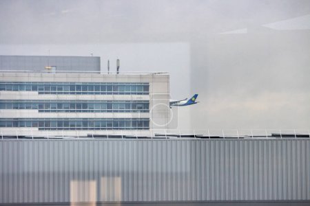 Téléchargez les photos : Aeroport Charles de Gaulle, France 24 octobre 2023 : RwandAir Aircraft Landing on Runway - en image libre de droit