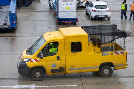 Foto de Aeroport Charles de Gaulle, Francia Octubre 24, 2023: Vehículo utilitario amarillo del grupo 3S con red trasera en asfalto - Imagen libre de derechos