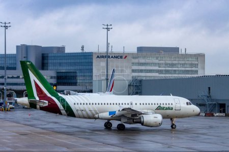 Téléchargez les photos : Aeroport Charles de Gaulle, France 24 octobre 2023 : Alitalia Aircraft EI-IMJ in Motion on Airport Tarmac - en image libre de droit