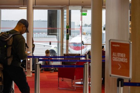 Téléchargez les photos : Aeroport Charles de Gaulle, France 24 octobre 2023 : Passagers en attente d'embarquement à Airport Gate - en image libre de droit