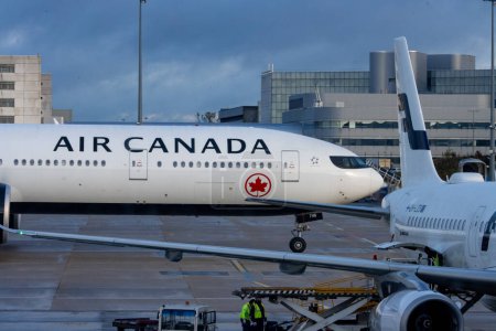 Téléchargez les photos : Aéroport Charles de Gaulle (France) 24 octobre 2023 : Avion d'Air Canada à l'aéroport - en image libre de droit