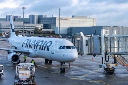 Téléchargez les photos : Aeroport Charles de Gaulle, France 24 octobre 2023 : Amarrage du pont d'embarquement à l'avion Finnair - en image libre de droit