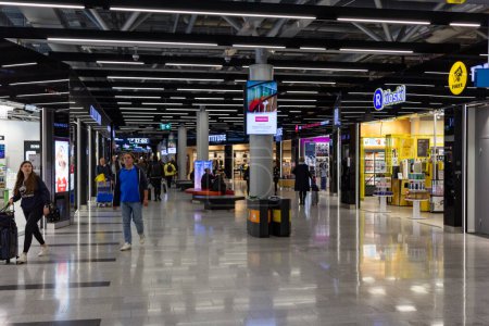 Foto de Airport Helsinki-Vantaa, Finlandia, 24 de octubre de 2023: Expansive Duty Free Shopping Área - Imagen libre de derechos