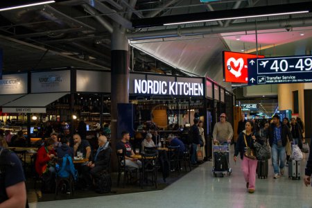 Téléchargez les photos : Aéroport Helsinki-Vantaa, Finlande, 24 octobre 2023 : Restaurant de cuisine nordique proposant une cuisine locale - en image libre de droit