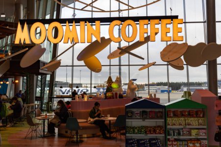 Foto de Airport Helsinki-Vantaa, Finlandia, 24 de octubre de 2023: Experiencia de café Moomin en el aeropuerto - Imagen libre de derechos
