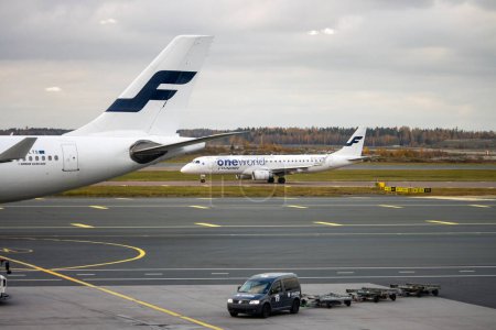 Foto de Airport Helsinki-Vantaa, Finlandia, 24 de octubre de 2023: Finnair Aircraft con Oneworld Livery - Imagen libre de derechos