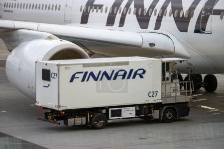Téléchargez les photos : Aéroport Helsinki-Vantaa, Finlande, 24 octobre 2023 : Chargement des repas à bord d'un avion Finnair - en image libre de droit