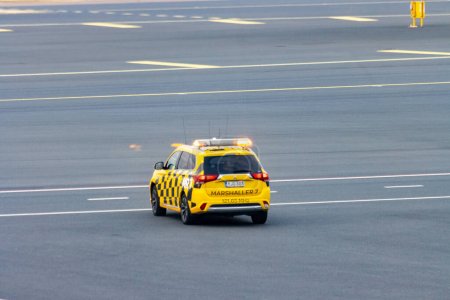 Foto de Airport Helsinki-Vantaa, Finlandia, 24 de octubre de 2023: Vehículo Marshaller en Aeropuerto de Tarmac - Imagen libre de derechos