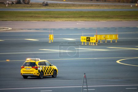 Téléchargez les photos : Aéroport Helsinki-Vantaa, Finlande, 24 octobre 2023 : Véhicule Marshaller sur le tarmac de l'aéroport - en image libre de droit
