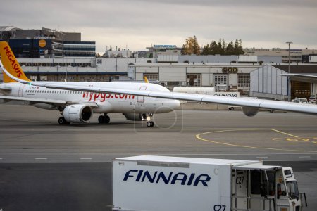 Téléchargez les photos : Aéroport Helsinki-Vantaa, Finlande, 24 octobre 2023 : Pegasus and Finnair Aircrafts Side by Side - en image libre de droit