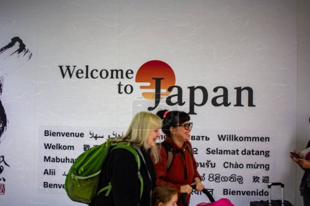 Téléchargez les photos : Aéroport Tokyo Narita, Japon, 25 octobre 2023 : Message de bienvenue au Japon sur le mur de l'aéroport - en image libre de droit