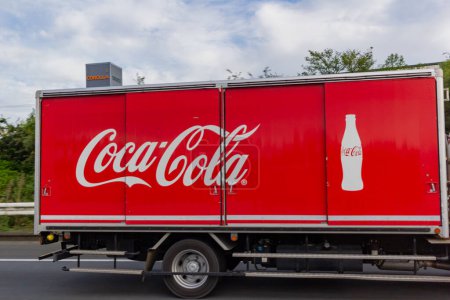 Foto de Tokio, Japón, 25 de octubre de 2023: Camión de reparto de Coca-Cola en City Road - Imagen libre de derechos
