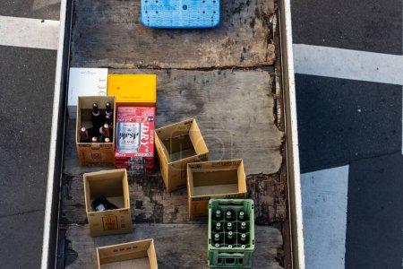 Téléchargez les photos : Tokyo, Japon, 26 Octobre 2023 : Assortiment de caisses de boissons sur un camion de livraison - en image libre de droit