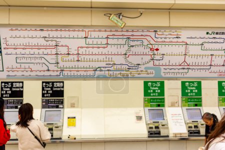 Foto de Tokio, Japón, 26 de octubre de 2023: Los viajeros utilizan máquinas expendedoras de billetes en la estación de tren - Imagen libre de derechos