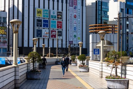 Foto de Tokio, Japón, 26 de octubre de 2023: Pasarela peatonal con letreros de tiendas minoristas - Imagen libre de derechos