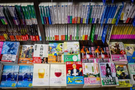 Foto de Tokio, Japón, 26 de octubre de 2023: Primer plano de varias revistas y publicaciones en la librería de Tokio - Imagen libre de derechos