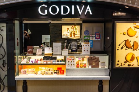 Téléchargez les photos : Tokyo, Japon, 26 Octobre 2023 : Godiva chocolat magasin affichage avec une variété de friandises - en image libre de droit