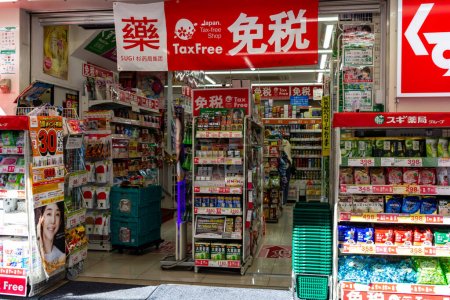 Foto de Tokio, Japón, 26 de octubre de 2023: Tienda de conveniencia libre de impuestos bien surtida con exhibiciones coloridas - Imagen libre de derechos
