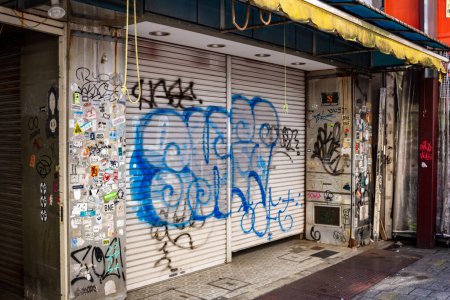 Foto de Tokio, Japón, 26 de octubre de 2023: Graffiti on Shuttered Storefront in Urban Tokyo - Imagen libre de derechos