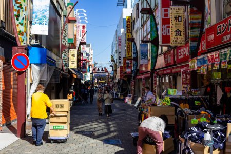 Téléchargez les photos : Tokyo, Japon, 26 Octobre 2023 : Lively Street à Tokyo avec des magasins et des piétons - en image libre de droit