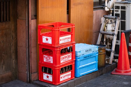 Téléchargez les photos : Tokyo, Japon, 26 Octobre 2023 : Boissons empilées hors d'un établissement - en image libre de droit
